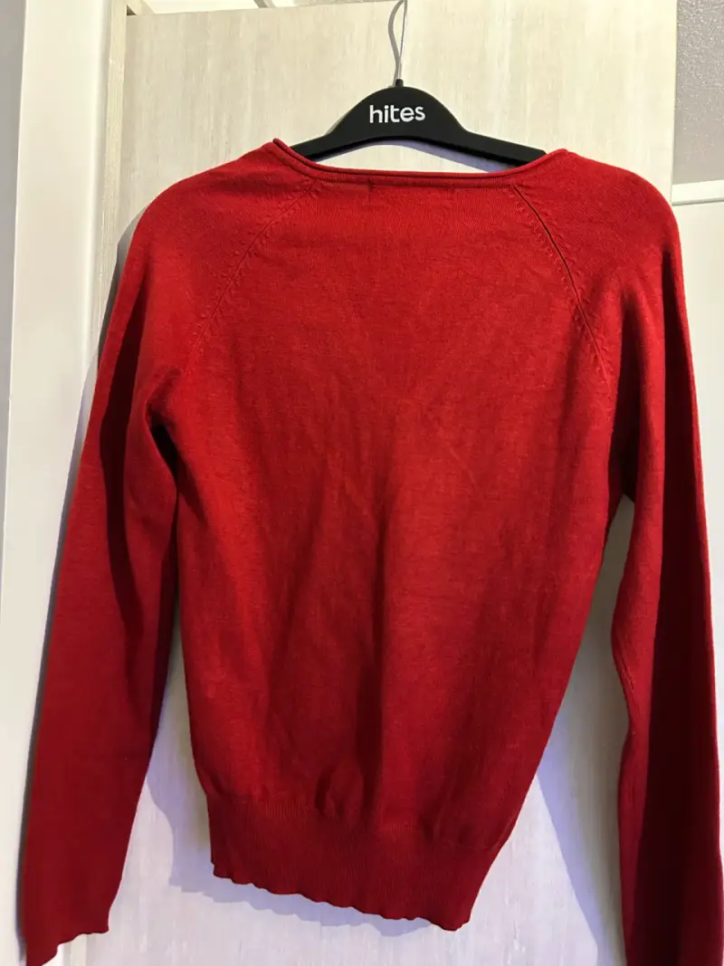 Suéter rojo cuello en V - 3