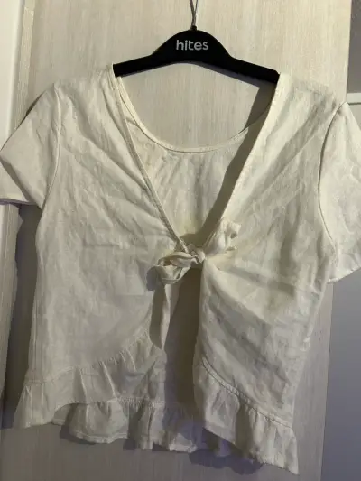 Blusa blanca con lazo - miniatura 1