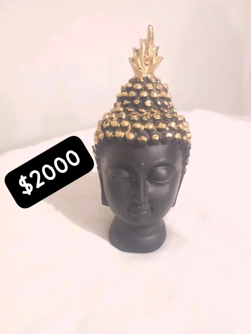 Estatua de Buda negra y dorada