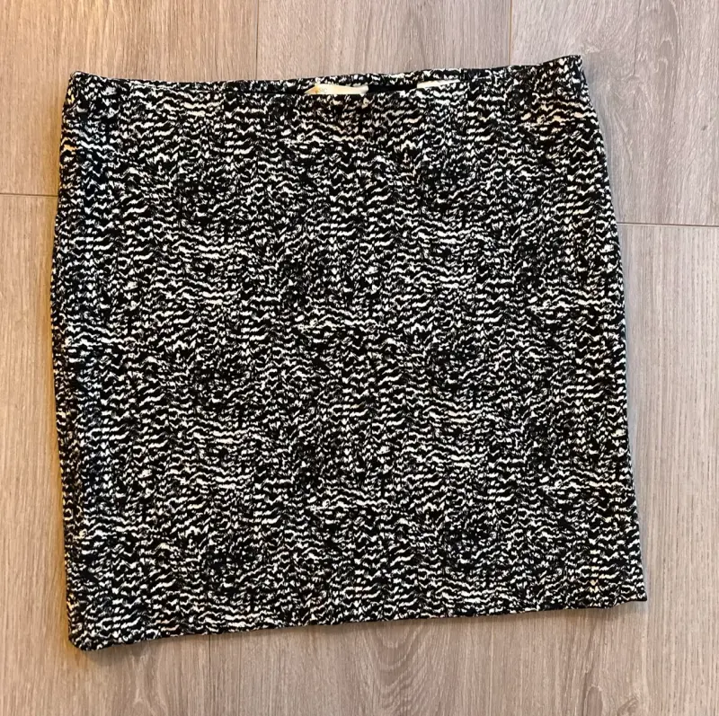 Falda corta estampada en blanco y negro - 1