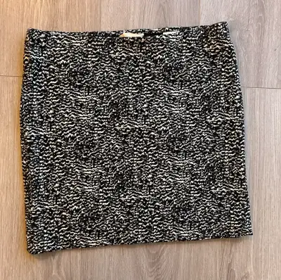 Falda corta estampada en blanco y negro - miniatura 1