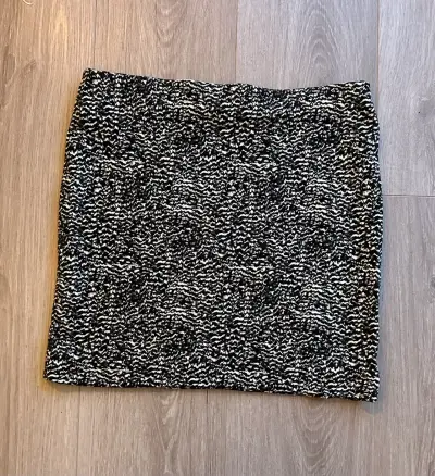 Falda corta estampada en blanco y negro - miniatura 2