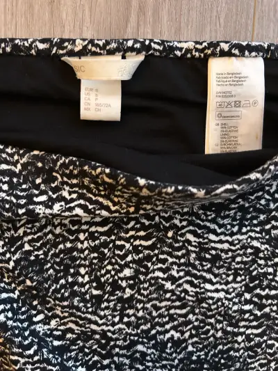 Falda corta estampada en blanco y negro - miniatura 3