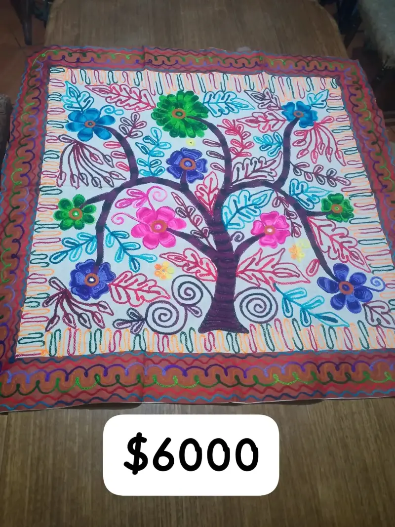 Paño bordado con diseño floral