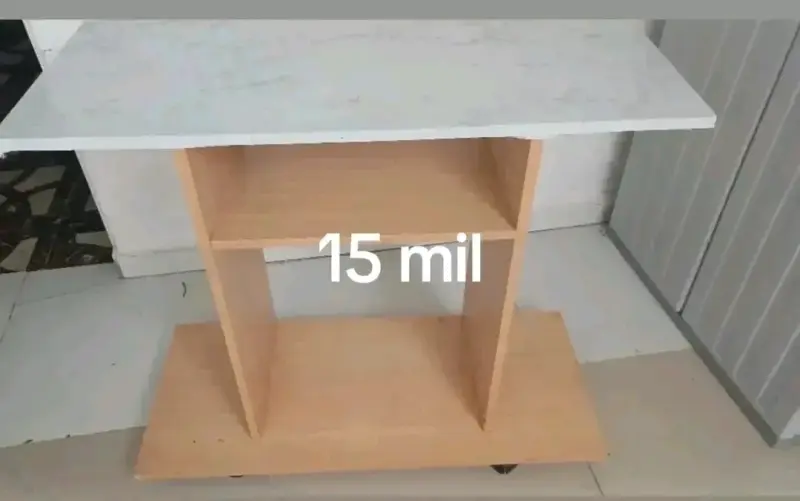 Mesa auxiliar con ruedas