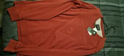 Polerón rojo Guess con logo - miniatura 2