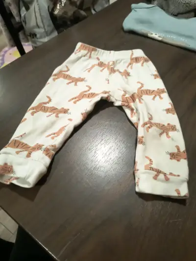 Pantalones bebé con estampado de tigres - miniatura 1