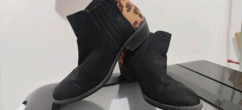 Botines negros con estampado leopardo