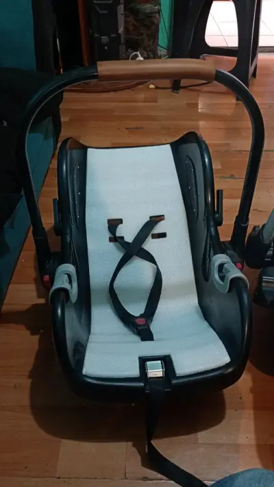 Silla de auto para bebé - miniatura 1