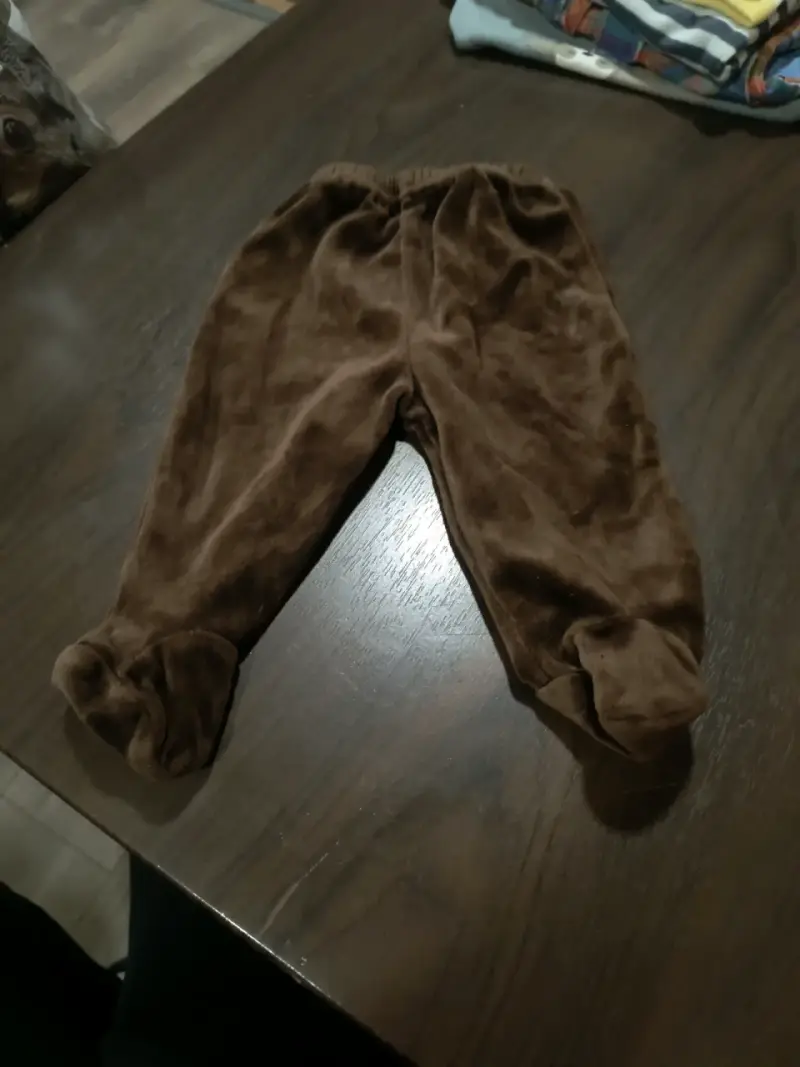 Pantalón bebé marrón suave