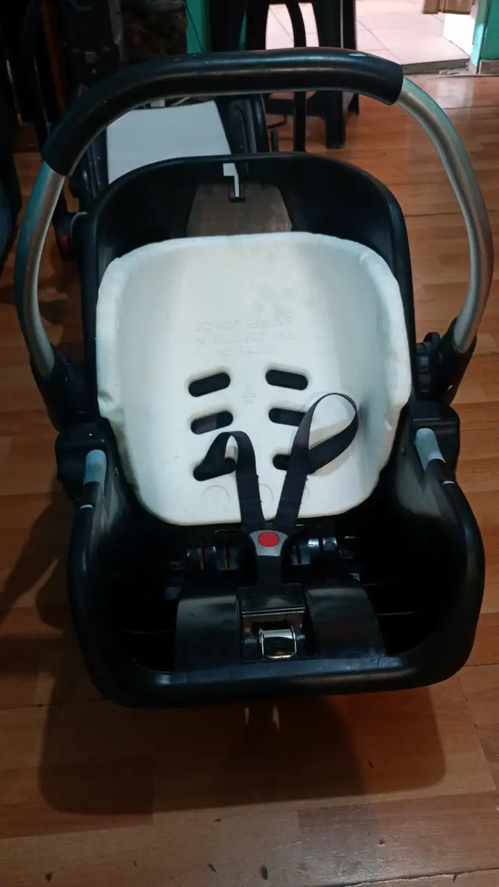Silla de auto para bebé negra - 1