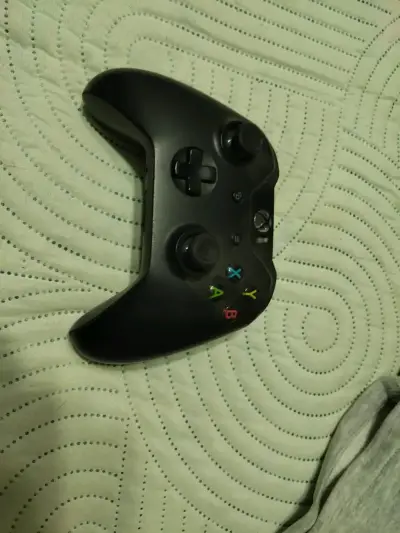 Se vende xbox one con juegos físicos y un mando - miniatura 1