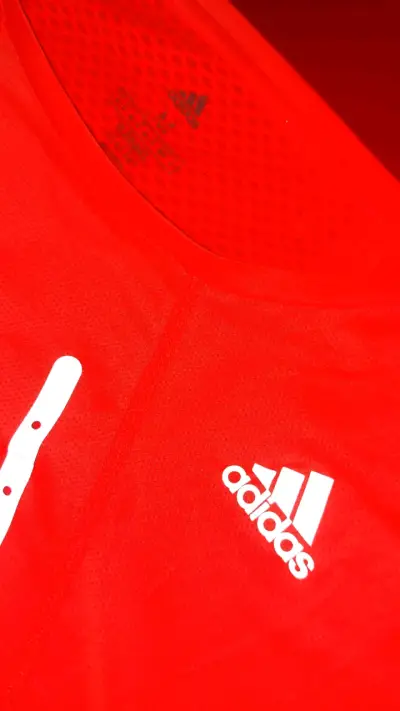 Polera deportiva roja Adidas - miniatura 1