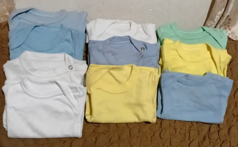 Ropa de bebé en varios colores