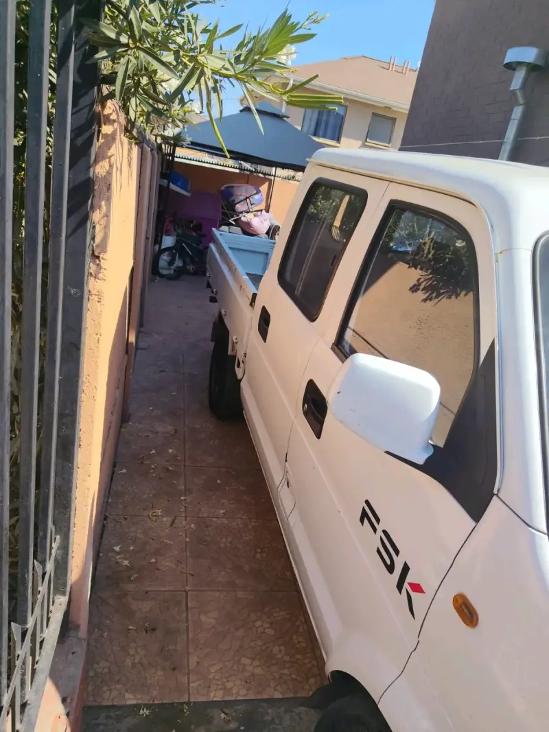 Camioneta blanca en buen estado - 3