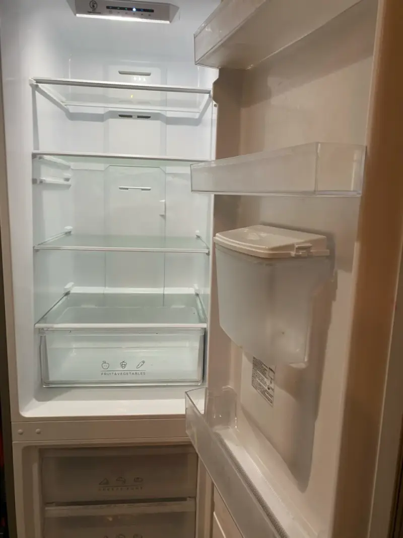 Refrigerador Midea con dispensador - 9