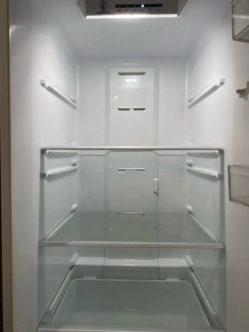 Refrigerador Midea con dispensador - 11