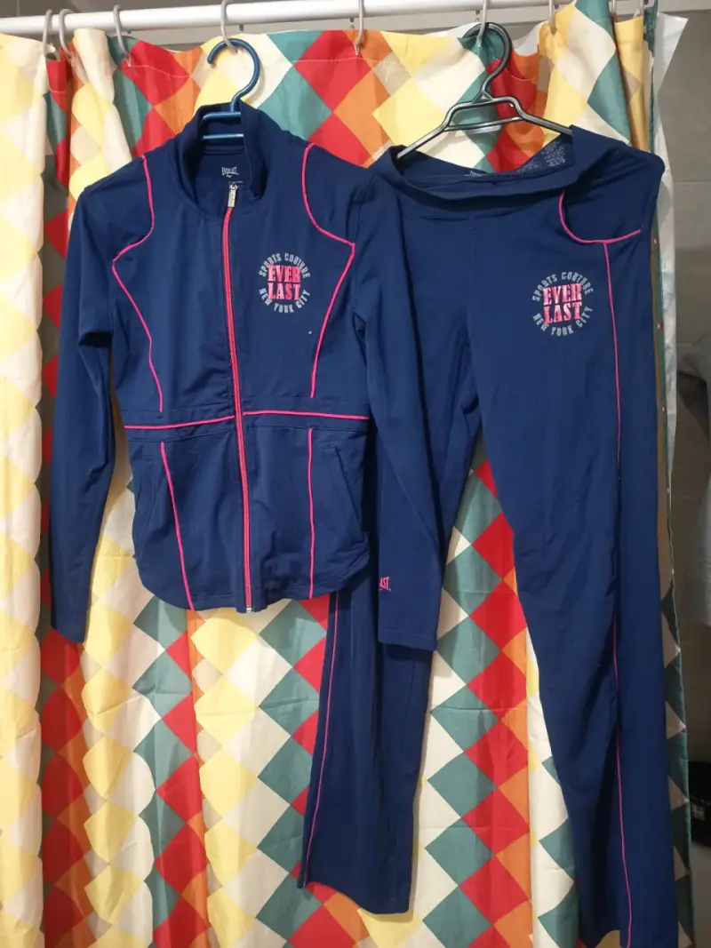 Conjunto deportivo azul marino