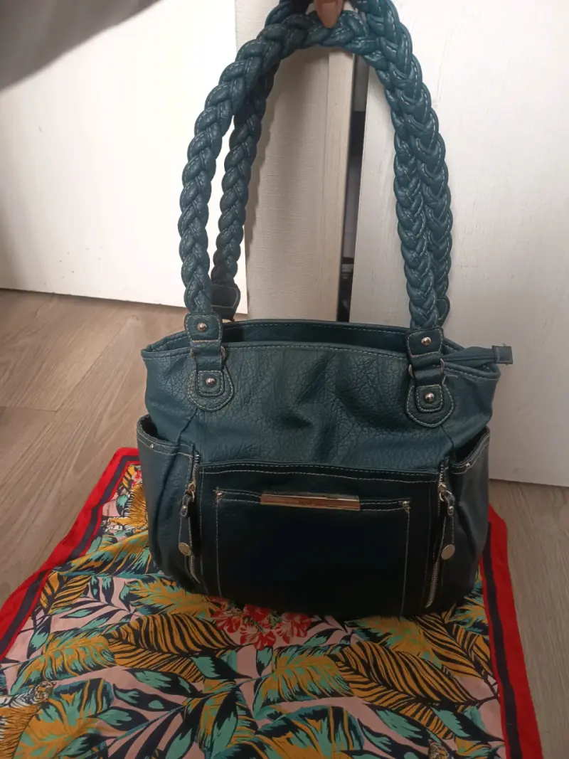Cartera azul con correas trenzadas