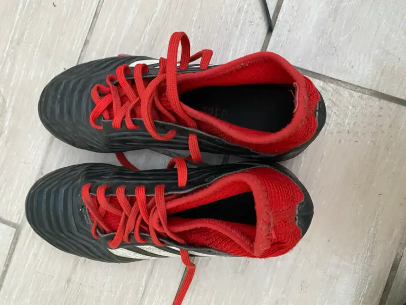 Zapatillas deportivas negras con rojo - 1