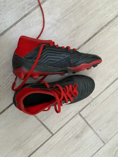Zapatillas deportivas negras con rojo - miniatura 2