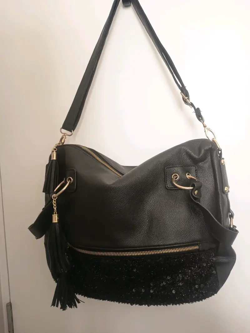 Cartera negra con detalles dorados
