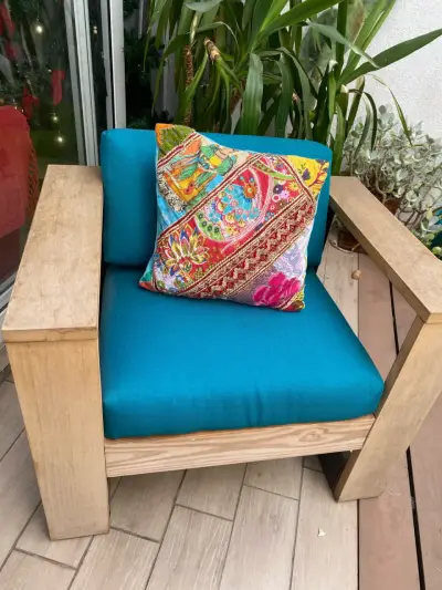 Sillón de madera con cojín colorido - miniatura 1