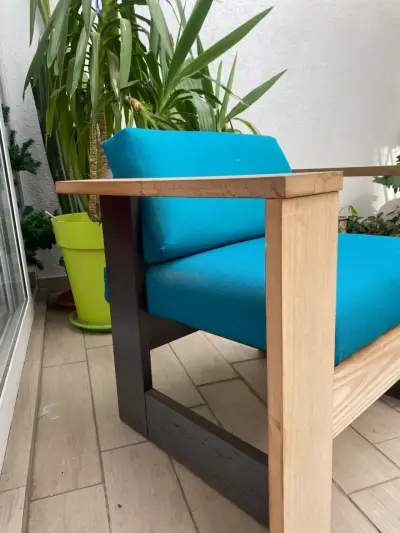 Sillón de madera con cojín colorido - miniatura 2
