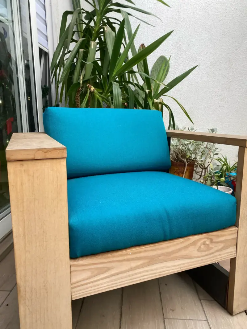 Sillón de madera con cojín colorido - 3