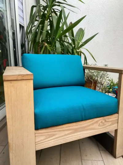 Sillón de madera con cojín colorido - miniatura 3