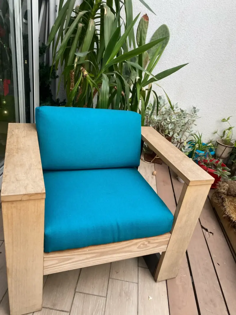 Sillón de madera con cojín colorido - 4