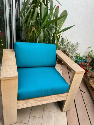 Sillón de madera con cojín colorido - miniatura 4
