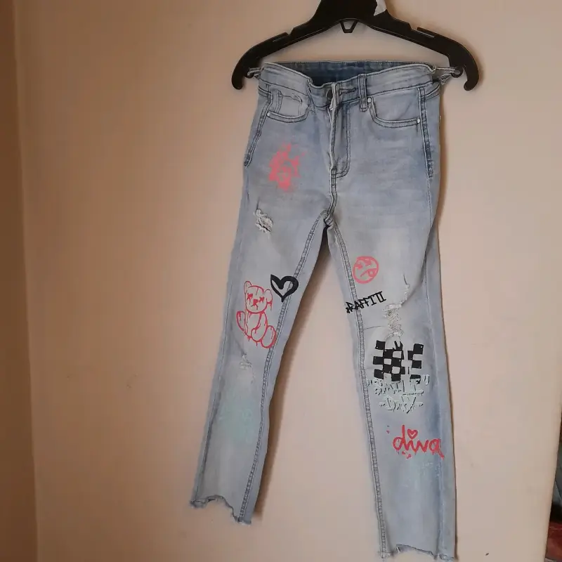 Jeans grafiti desgastados