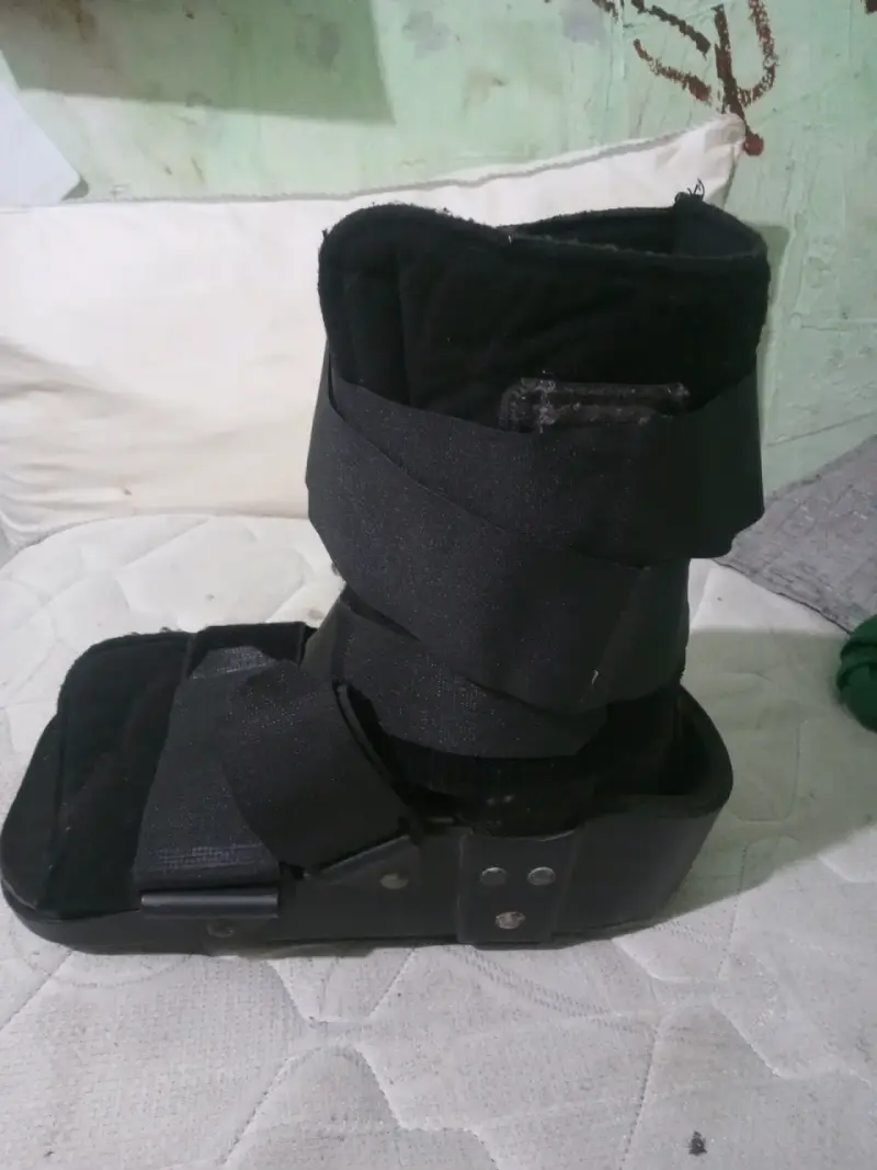 Bota ortopédica negra ajustable