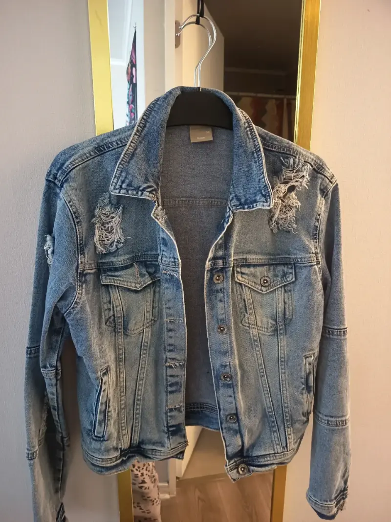 Chaqueta de mezclilla desgastada