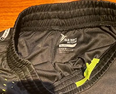 Short deportivo Old Navy. Niño talla S (6-7 años) - miniatura 3