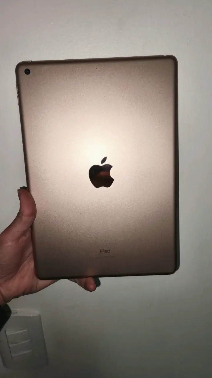 iPad color goldenrose en buen estado - 1