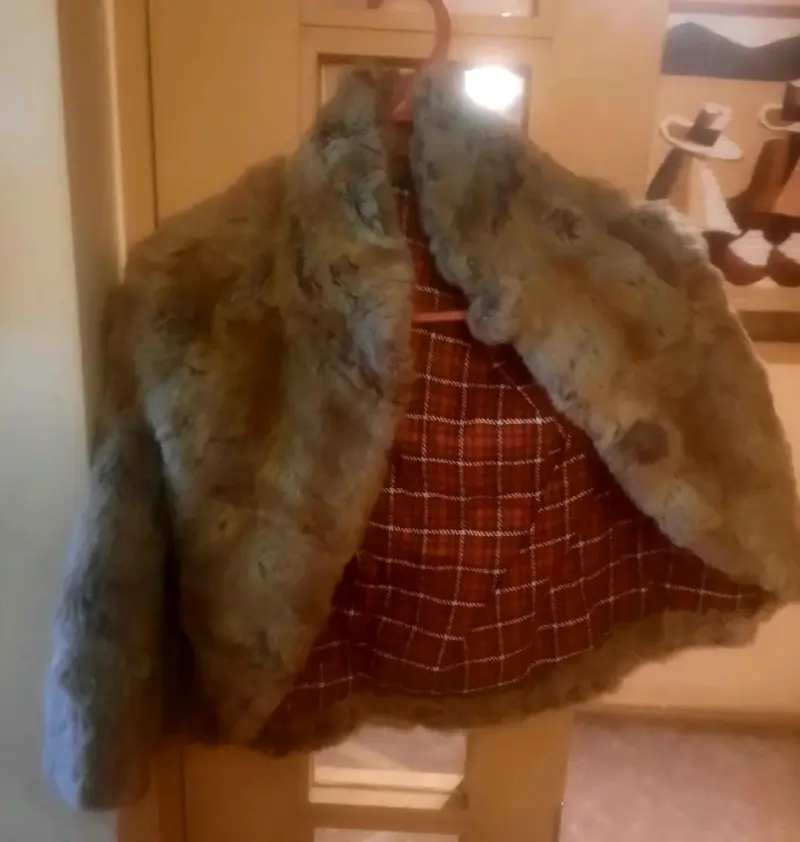 Capa de piel de conejo con gorro - 4