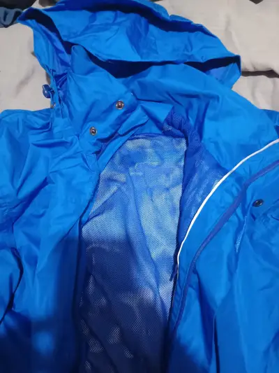 Chaqueta azul impermeable - miniatura 3