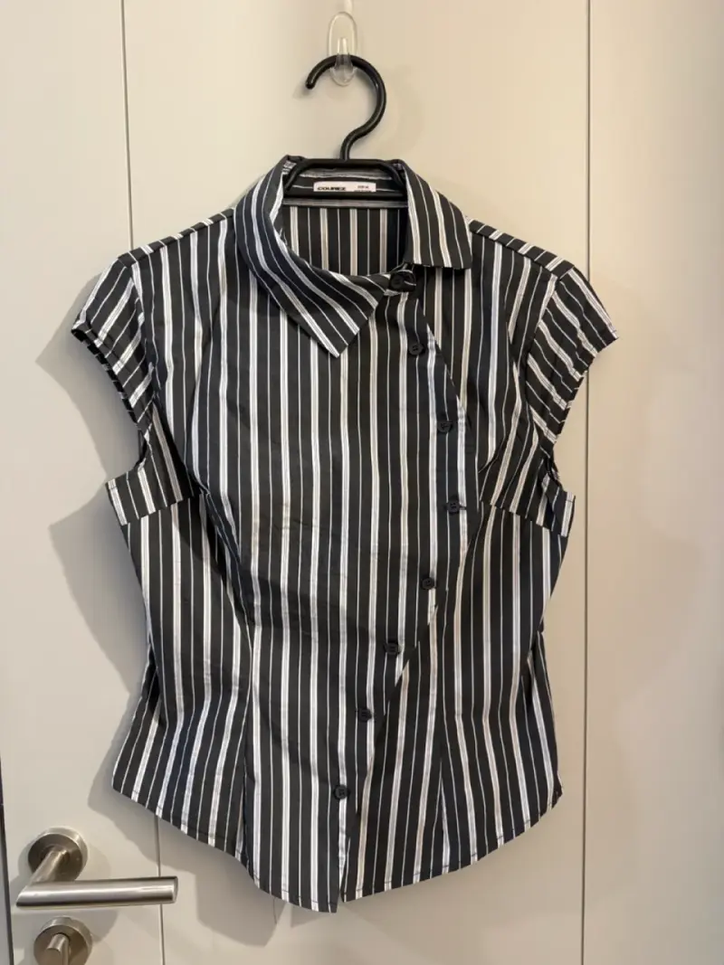 Blusa rayada en blanco y negro - 1
