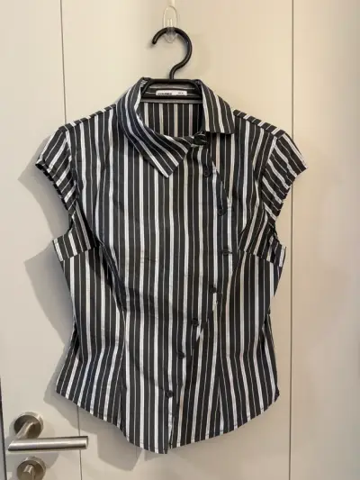 Blusa rayada en blanco y negro - miniatura 1