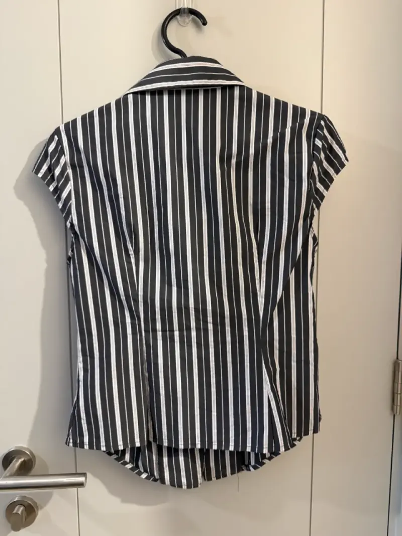 Blusa rayada en blanco y negro - 3