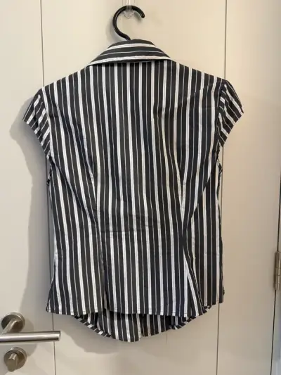 Blusa rayada en blanco y negro - miniatura 3