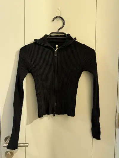 Polera negra de cierre frontal manga larga - miniatura 1
