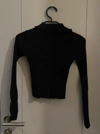 Polera negra de cierre frontal manga larga - miniatura 3