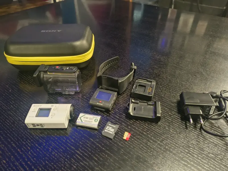 Cámara deportiva Sony con accesorios - 1