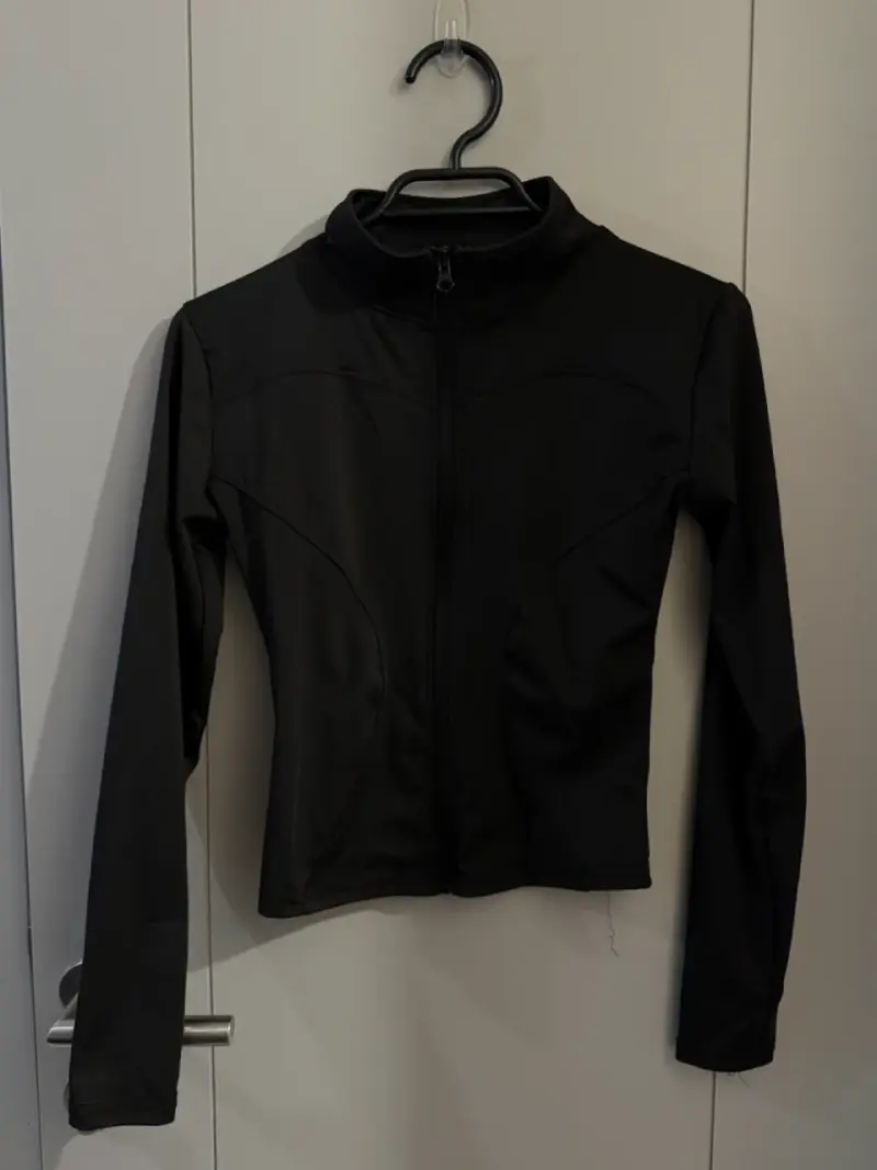 Chaqueta negra con cierre - 1
