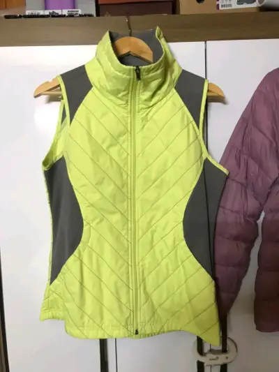 Chaleco deportivo sin mangas amarillo - miniatura 1