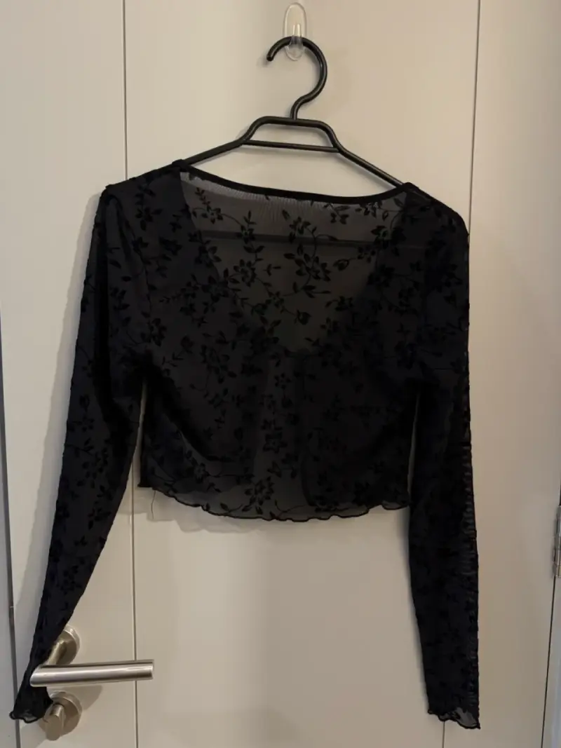 Blusa negra de encaje floral - 1