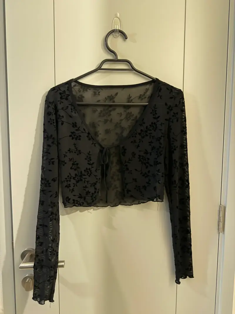 Blusa negra de encaje floral - 2